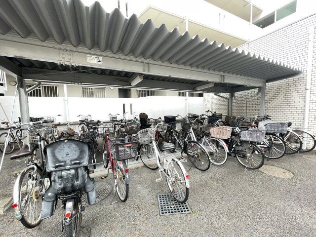屋根付きの駐輪場で、サビや汚れの心配も不要。　