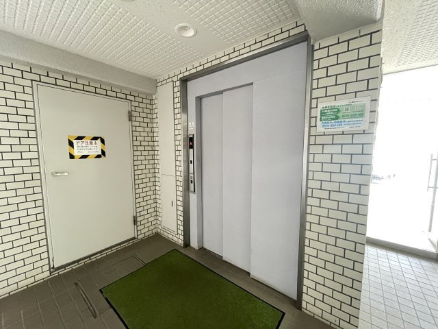 重たい荷物を持っていても、エレベーターがあれば安心です。　