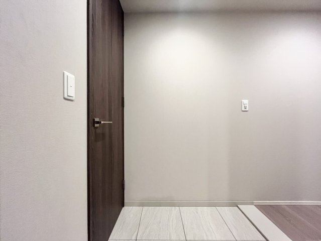 【玄関】シューズインクローゼットがあり、すっきりとした印象の玄関です！