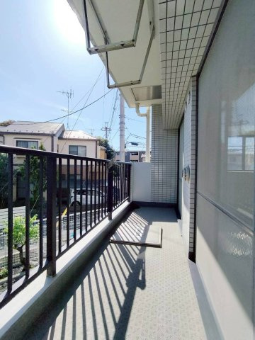 南西向きで陽当たりに恵まれたバルコニー。午後の柔らかな光が長く続き、お洗濯も捗るお部屋です。