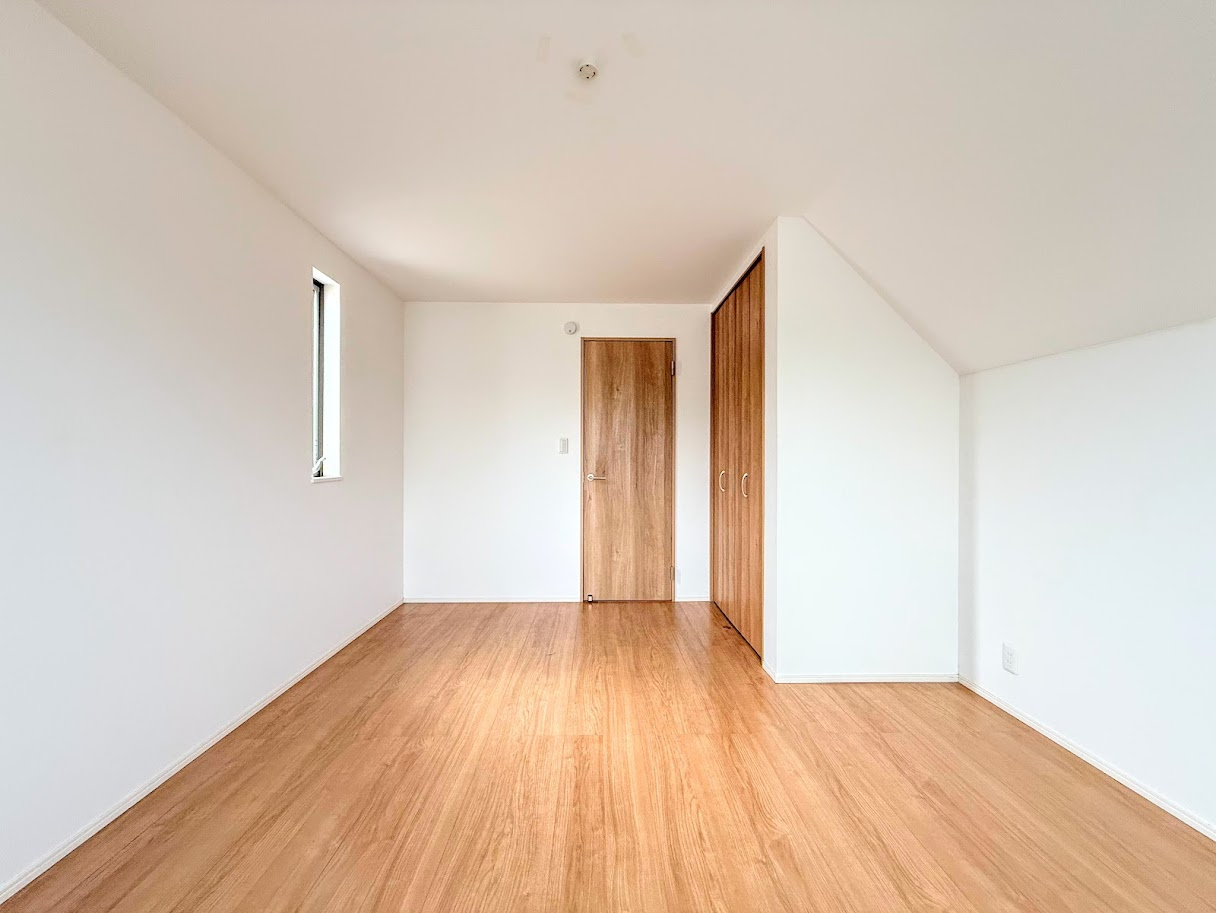 ［施工前］◆室内はいつも明るい印象なので気持ちの良い朝を迎えられます。各部屋にはクローゼットを完備しており、収納が多いお家はすっきりして快適空間です。