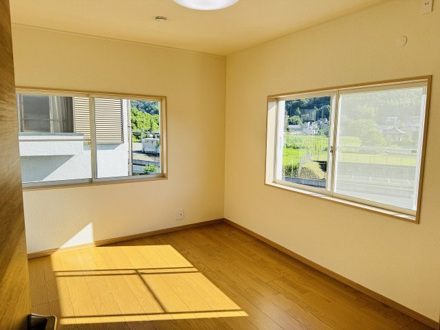 ～2階6.0帖の洋室　2面採光で明るく風通しの良いお部屋です～