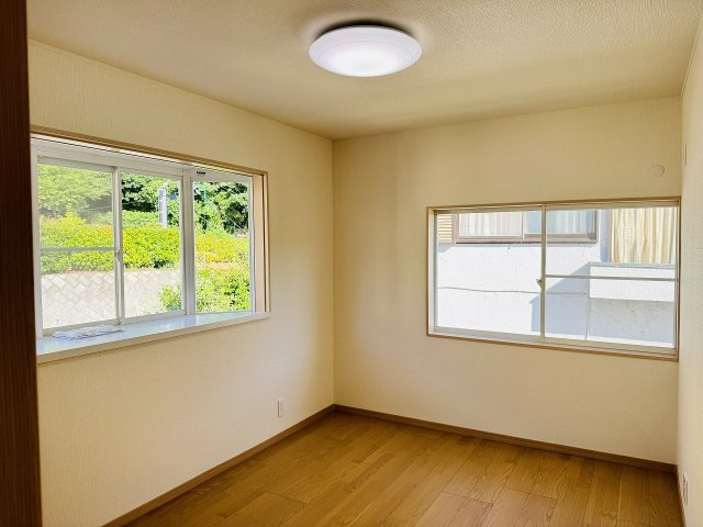 ～2階6.0帖の洋室　2面採光で明るく風通しの良いお部屋です～