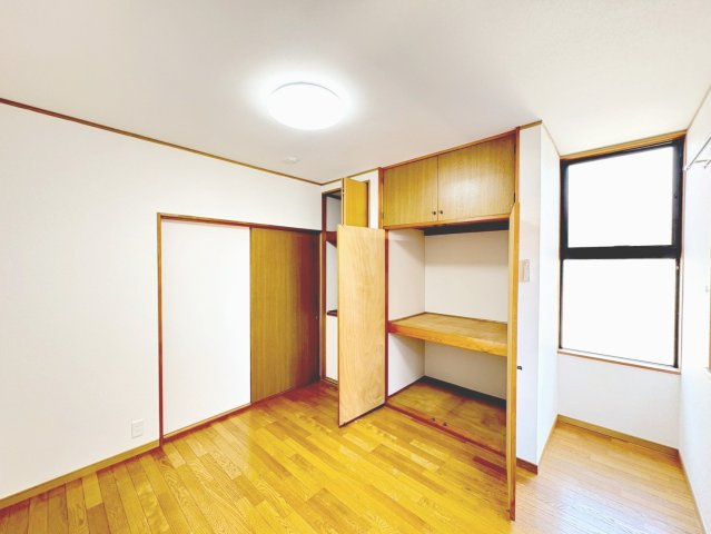 明るい洋室です