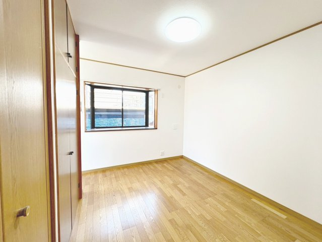 使い勝手のいい洋室です