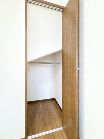 南西側4.3帖の洋室、収納