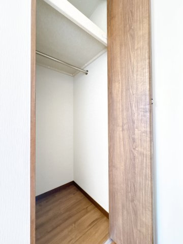 南側5.5帖の洋室、収納