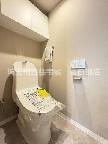 温水洗浄機能付き。生活感が出にくい上部収納。