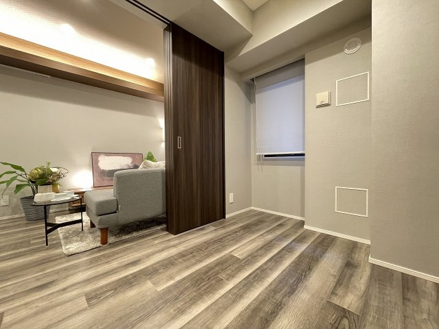 LD横の洋室は、扉を開けて解放感ある空間に。　