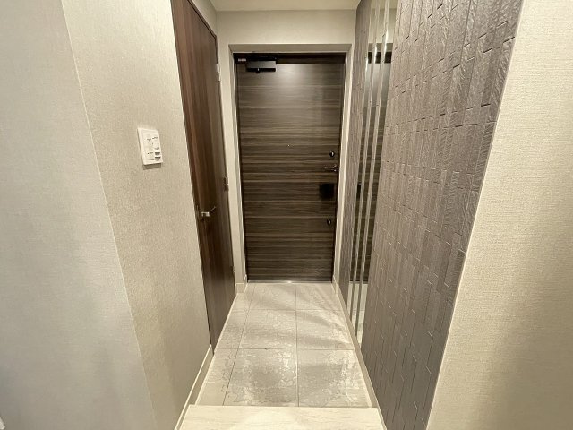 大きな鏡のついた玄関で、お出かけ前の身だしなみチェックもバッチリです。　　
