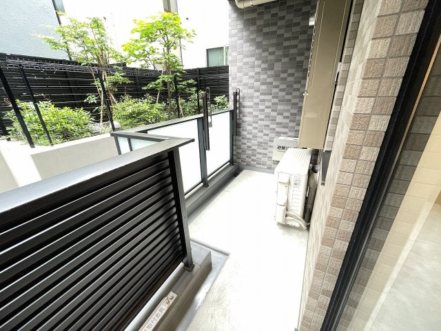 南東向きで陽当たり良好のバルコニーです。　