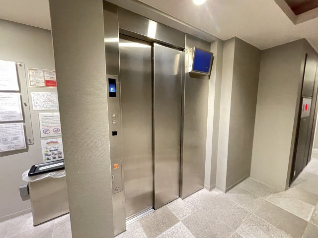 重たい荷物を持っていても、エレベーターがあれば安心です。　