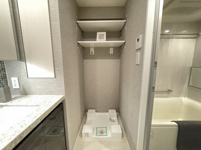 洗濯機置き場の上にも収納スペースがあり、小さなお子様の洗剤等の誤飲も心配不要。　
