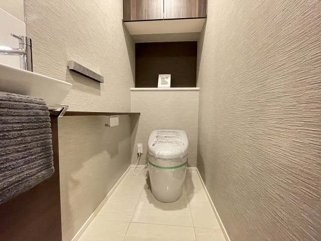 温水洗浄便座付きの清潔感あるトイレは、落ち着いた空間に。　