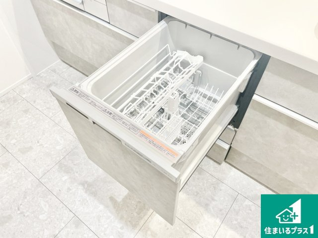 食事後の一仕事、食器洗いをボタン一つでお任せできちゃいます！場所を取らないビルトイン式なので、お料理スペースもしっかり確保！