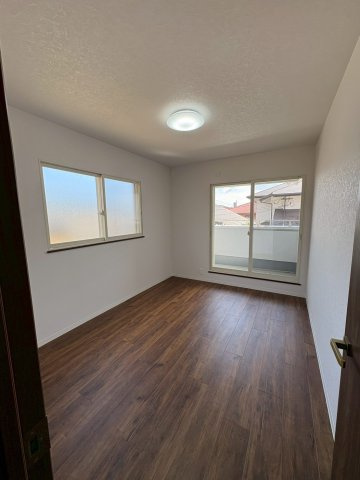 落ち着いた色調の洋室です