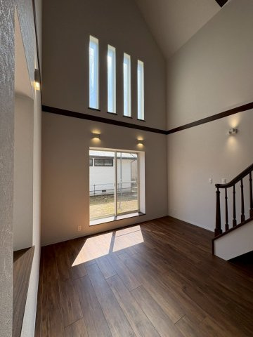 開放的な吹抜けから自然な光が降り注ぐ