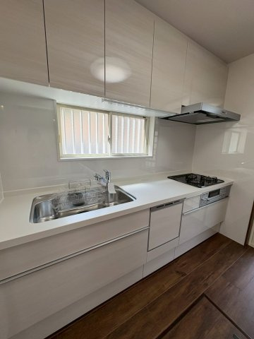 窓もあり明るく使いやすいキッチンです