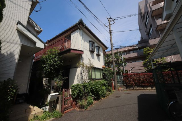 徒歩10分圏内に小学校・コンビニ・ドラッグストア・郵便局・総合病院など周辺環境充実