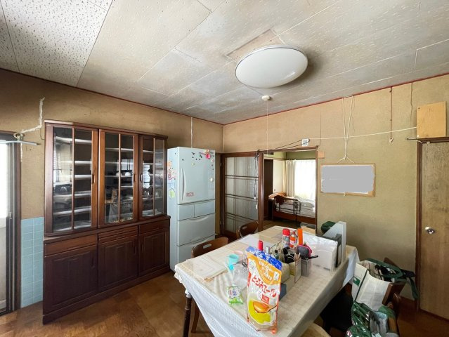 ダイニングキッチンは、食事と料理を同じ空間で楽しめるため、家族や友人とのコミュニケーションが自然に生まれます。また、食卓をすぐに片付けられる利便性も魅力です。広がりのある空間が生活を豊かにします。
