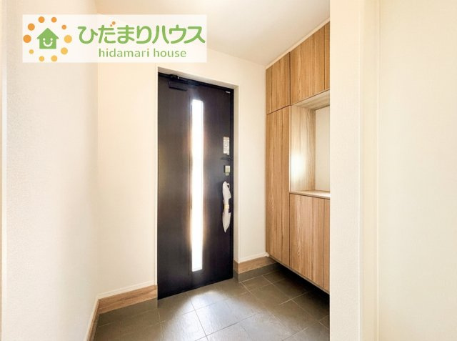 毎日「行ってきます」「ただいま」をいう玄関は明るく光が差し込みます♪