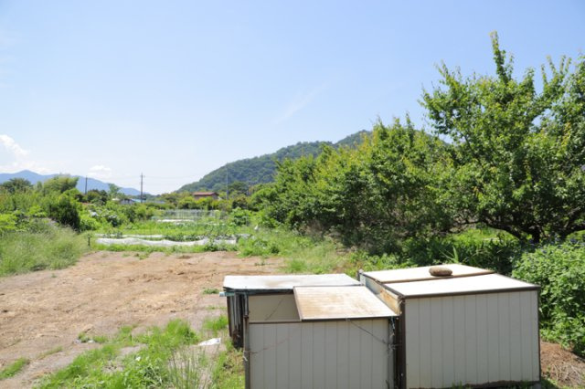 土地の面積＝住宅面積ではありません。建ぺい率の問題などで、土地のある場所によって住宅を建てられる面積は限られています。高さもしかり、「土地」という言葉の中には、建築条件も含まれると考えておきましょう。