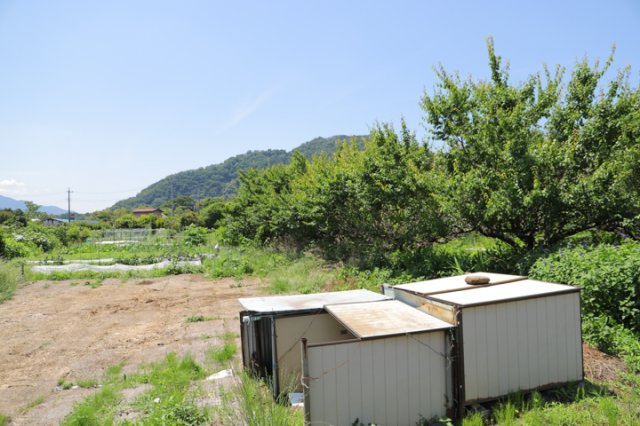 家を建てる場合、方位は要チェックです。現実的に日当たりのよい家ならばリビングは南側、建築基準法でも北側に当たる家への配慮は求められています。土地を見学に行く際は、方位磁針を持って行くようにしましょう。