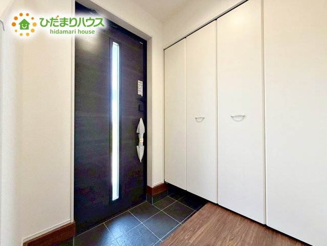 天井まである玄関収納には、ロングブーツなどもしっかり収納できちゃいます！　