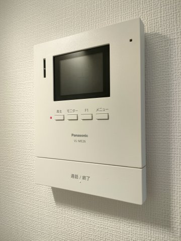 【TVモニター付きインターフォン】　訪問者の顔を見ることができるので、安心してドアを開けられます。