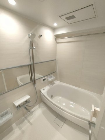 【浴室】　優しいカラーでまとめられた浴室は日々の疲れを優しく取ってくれる場所。大きなバスタブがくつろぎの空間を演出。浴室乾燥機能も付いておりますので、雨の日のお洗濯も安心です。