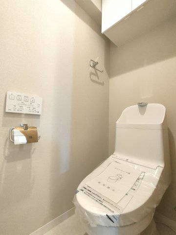 【トイレ】　洗浄機能付きトイレ。上部には収納付で、トイレットペーパー等、買い置きもしやすそうです。