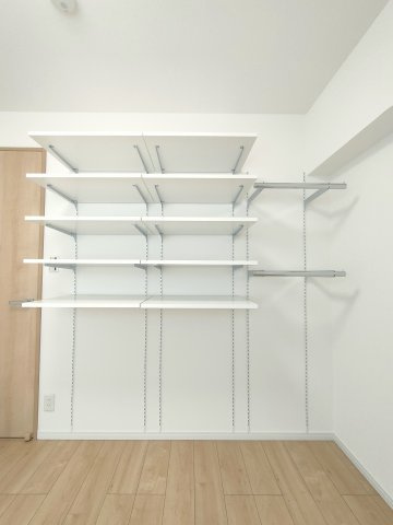 【洋室約4.1帖　収納】　モノをしまうためだけの収納から、個性を飾る収納にしてみてはいかがでしょうか。収納をオープンシェルフにすることで、壁面の意匠と収納が美しく調和する 魅せる 収納が生まれます。