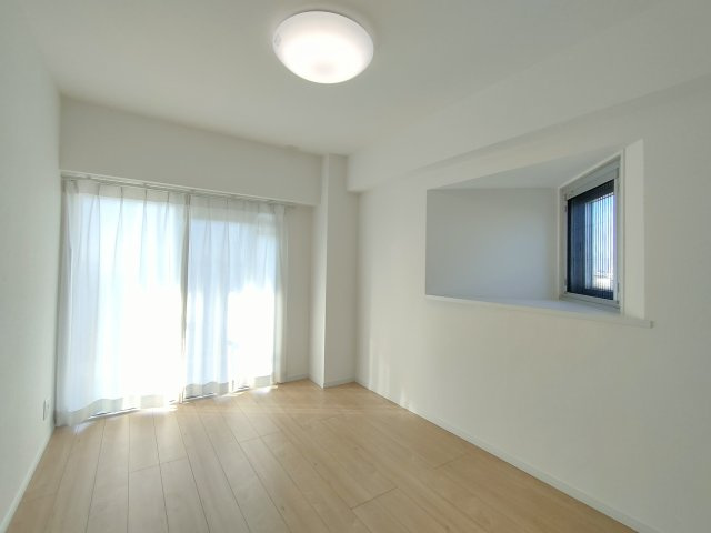 【洋室約5.6帖】　広々とした洋室。主寝室や子ども部屋にいかがでしょうか？