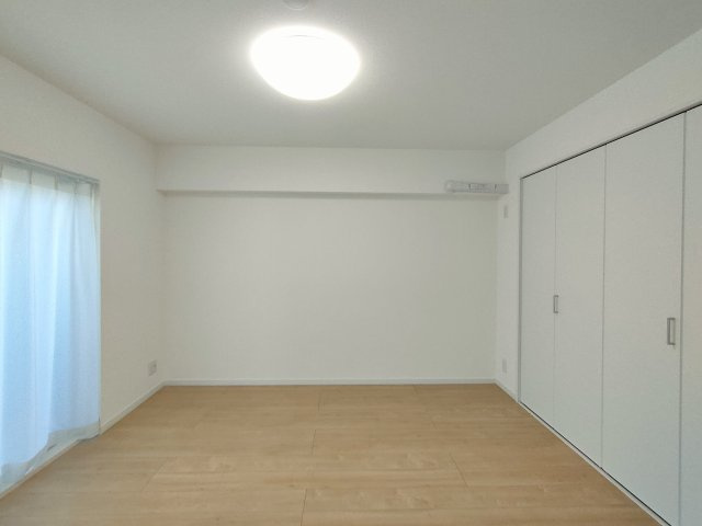 【洋室約6.0帖】　リビングに隣接する居室。引き戸を開け放てば2部屋が一体となり広々とした快適空間が生まれます。
