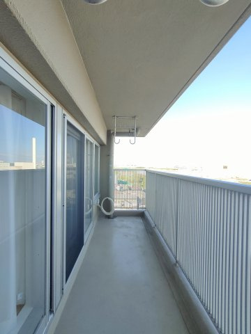 【バルコニー】　南東向きのメインバルコニー。朝日をしっかり浴びることができます。