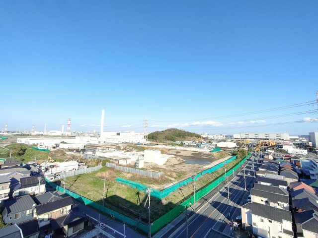 【眺望】　気持ちのいい空が見渡せる広いバルコニー。爽やかな風を感じて、心躍る素敵な暮らしがはじまります。通風・採光にも優れ、心地よい光と風があふれています♪