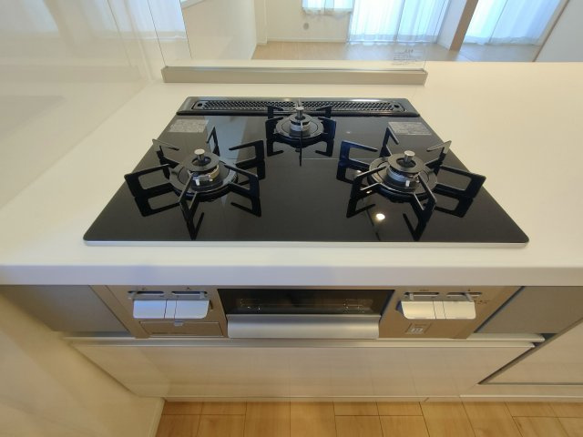 【3口コンロ】　3口コンロ、グリル付きでお料理のレパートリーも増えそうです。
