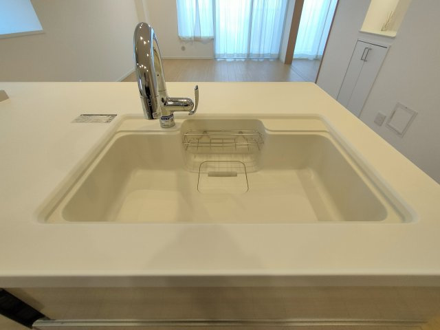 【シンク】　お洒落なグースネック水栓。人造大理石のシンクは天板との継ぎ目がないためお手入れがラクラク♪