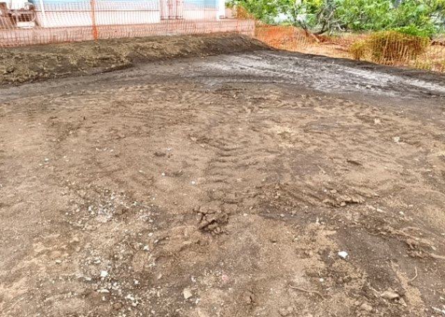 土地の面積＝住宅面積ではありません。建ぺい率の問題などで、土地のある場所によって住宅を建てられる面積は限られています。高さもしかり、「土地」という言葉の中には、建築条件も含まれると考えておきましょう。