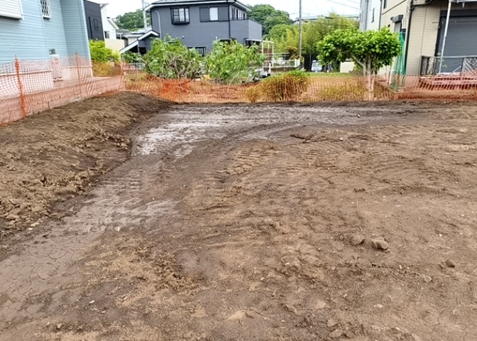 家を建てる場合、方位は要チェックです。現実的に日当たりのよい家ならばリビングは南側、建築基準法でも北側に当たる家への配慮は求められています。土地を見学に行く際は、方位磁針を持って行くようにしましょう。