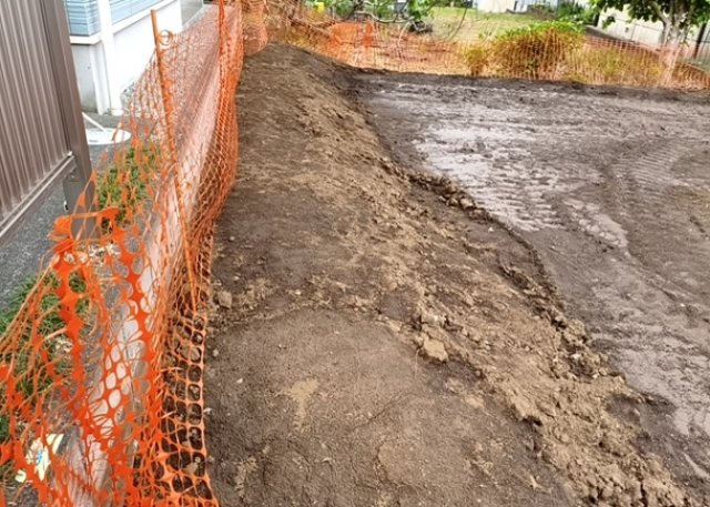 土地の前の道路に消火栓が設置されていることがあります。この場合、道路交通法第45条第1項により、駐車禁止の場所が指定されています。そのため、車庫などの駐車スペースをつくることができない場合があります。