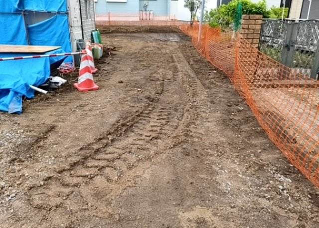 土地購入を検討されている場合、境界杭がない状態で購入してしまうと境界確定測量をする必要があり、費用がかかります。購入の前に、売主、隣土地所有者立ち合いのもと境界を確定し境界杭を設置するのがベストです。