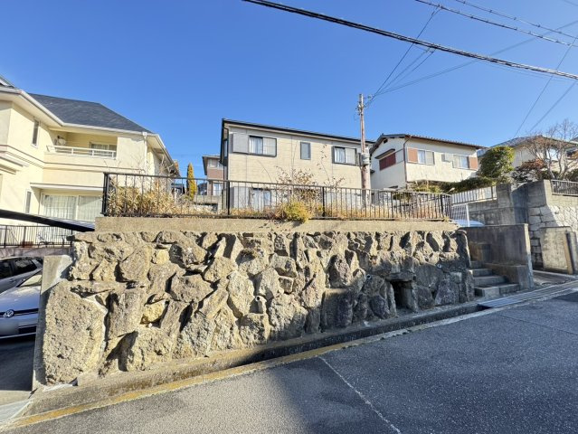 広々とした敷地面積234.94？に建つ、ゆとりある2SLDK・建物面積115.09？の住まい。使い勝手の良い間取りに加え、駐車スペース1台分を確保した快適な暮らしを叶える邸宅です。