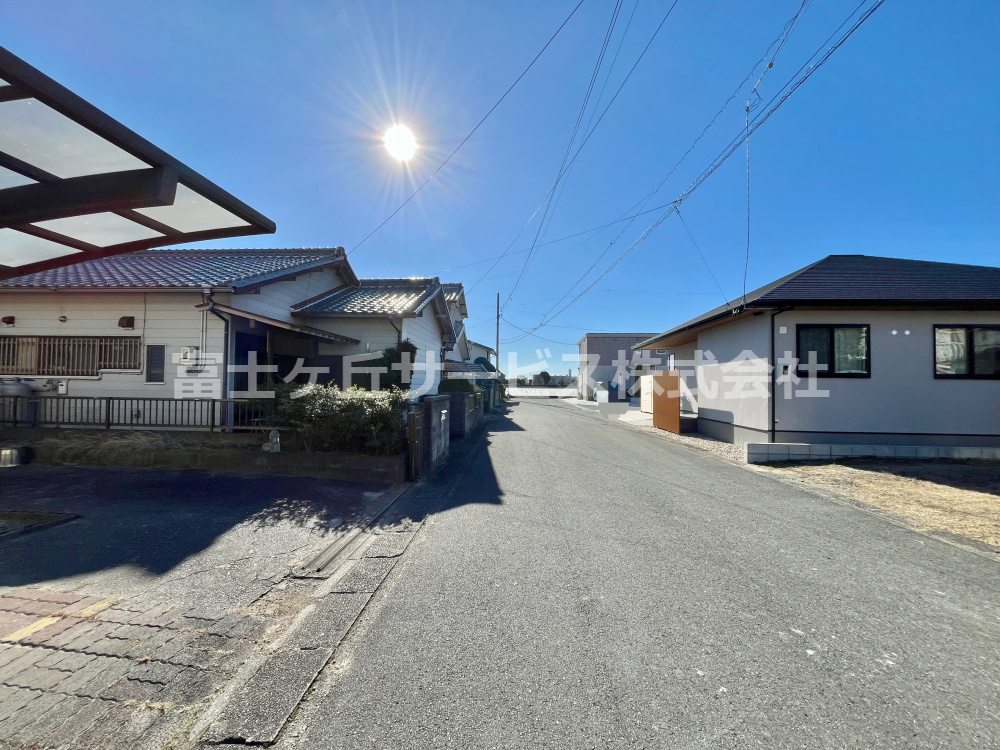 前面道路含む現地写真です