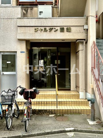 【エントランス】マンションのエントランスは、その物件の印象を決める、顔とも言える場所です。毎日通る場所ですからきれいなのが一番です。エントランス内はオートロックですので暮らしの安全も確保されています。