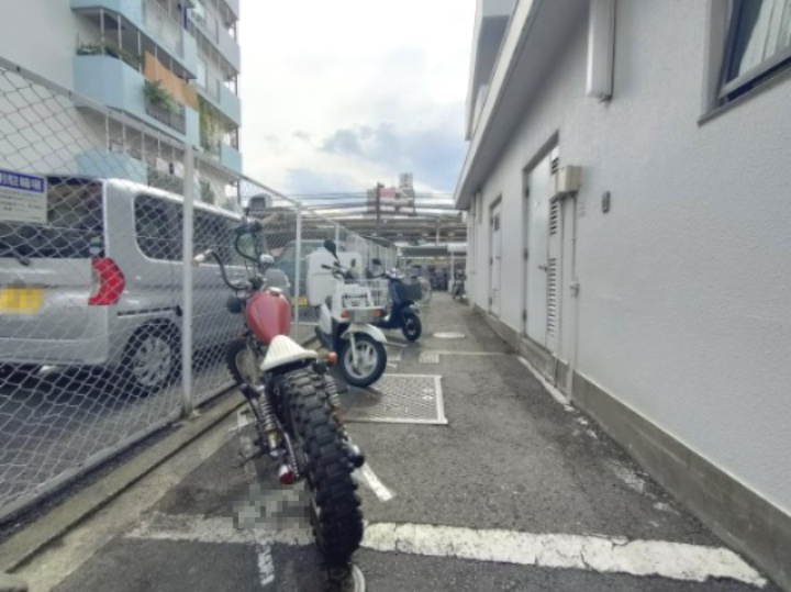 【バイク置き場】