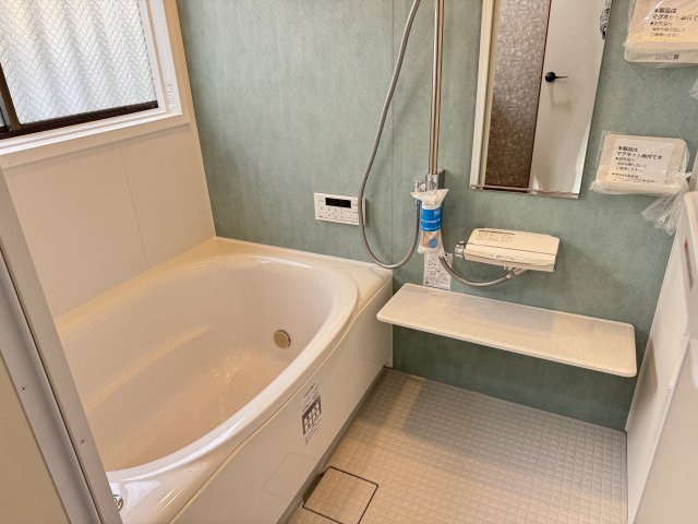 ～新規交換したキレイなバスルーム　気持ち良く湯船に浸かる事が出来ます（LIXIL製）～