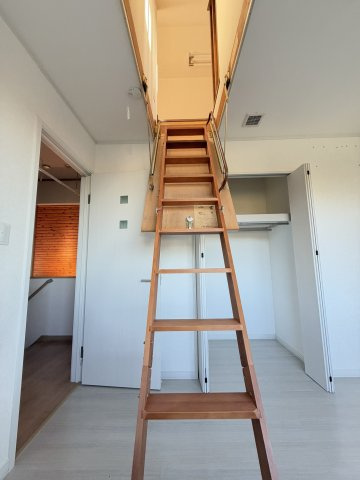 屋根裏部屋階段！