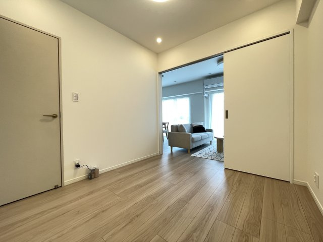LD横の洋室は、扉を開けて解放感ある空間に。　