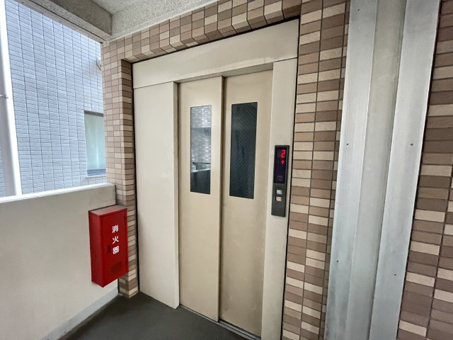 重たい荷物を持っていても、エレベーターがあれば安心です。　